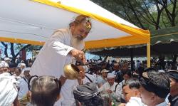 Lebih dari 10.000 Umat Hindu Ikuti Upacara Melasti di Pantai Jolosutro Blitar