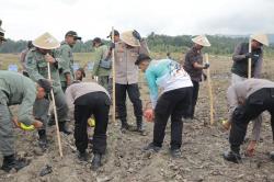 Polres Grobogan Gelar Penanaman Jagung Kwartal I Bareng Petani, Hasil Panen Untuk Ini