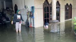Jelang Lebaran, Warga Lamongan Bertahan di Tengah Banjir 4 Bulan Akibat Luapan Bengawan Jero