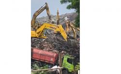 Detik-Detik Gunungan Sampah Bantargebang Ambruk, Sejumlah Truk Tertimbun