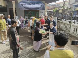 Potret Indah Toleransi di Surabaya, Umat Buddha Berbagi Paket Lebaran untuk Warga Muslim