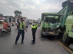 2 Truk Tabrakan di U-Turn Watugolong Krian Sidoarjo, 3 Orang Luka-Luka