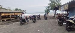Pantai Apra Sindangbarang Dipadati Warga Saat Ngabuburit, Pedagang Takjil Ikut Kebanjiran Pembeli
