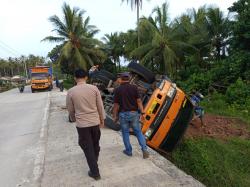 Truk Tronton Terperosok ke Jurang di Jalur Bayah–Malingping Lebak Akibat Bahu Jalan Amblas