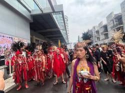 Pawai Budaya Lintas Etnis dan Atraksi Tatung Ekstrem Meriahkan Perayaan Cap Go Meh Little Singkawang