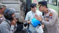 Polsek Taman Tukar Helm Tak Layak dengan Helm SNI
