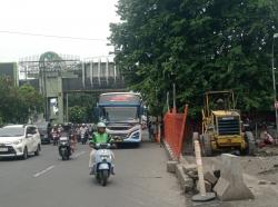 Polisi Akan Tilang Sopir Bus yang Nekat Ngetem di Bahu Jalan Raya Waru Sidoarjo