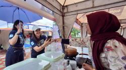 Berpayung di Tengah Hujan, Warga Ungaran Berburu Takjil di Halaman Masjid Al Mabrur