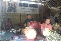 Ketika Prajurit TNI Tabuh Kendang Bersama Pelaku Seni Jaranan di Somagede