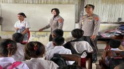 Peduli Pendidikan di Wilayah Terpencil, Kapolda NTT Salurkan Bantuan Alat Tulis bagi Siswa SDN Oeyek