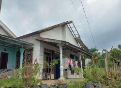 Rumah Rusak Diterjang Puting Beliung, Warga Ngepung Bergotong Royong Perbaiki Atap