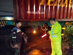 Mahasiswi Tewas Terlindas Truk Kontainer Usai Motor Ditabrak Avanza di Geluran Taman Sidoarjo