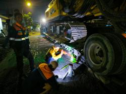 Truk Trailer Muat Alat Berat Nyangkut di Rel Kaligawe Semarang, 10 KA Terlambat