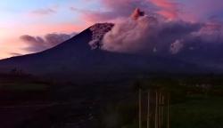 Gunung Semeru Erupsi, Awan Panas Meluncur 3 Km ke Tenggara