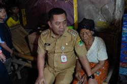 Ramadan Penuh Berkah, Mbah Acem dan Mbah Tamin Dapat Bantuan Rulahu dari Bupati Aep