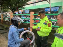 Lawan Curanmor dengan Cara Tak Biasa, Polisi di Bogor Bagikan 50 Kunci Ganda Gratis di Pasar