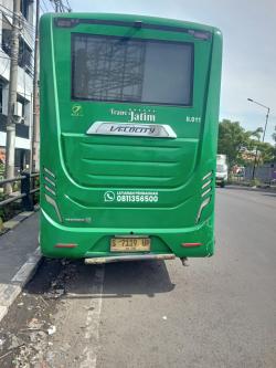 Pengendara Honda CBR Tabrak Bus Trans Jatim yang Berhenti di Halte Bringinbendo, Sidoarjo