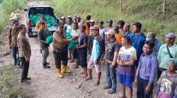 Perhutani KPH Gundih Distribusikan 435 Paket Sembako kepada Pekerja Non-Karyawan