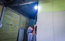 Lewat Light Up The Dream Ramadan, PLN UID Kaltimra Hadirkan Listrik bagi 60 Rumah Kurang Mampu