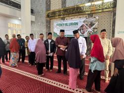 Civitas Akademika UNSIKA Bagikan Zakat kepada 150 Masyarakat Sekitar Kampus