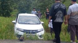 Mobil Honda Jazz Terperosok ke Sawah di Limbangan Garut Saat Hindari Motor