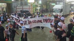 Ratusan Santri Lamongan Blokade Jalan Protes Banjir Bengawan Jero yang Tak Kunjung Surut
