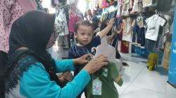 Senyum Anak Yatim Mekar, Diajak Pilih Sendiri Baju Lebaran Gratis di Kendal