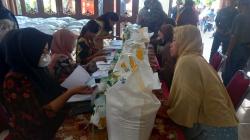 Ribuan Warga Solo Terima Bantuan Pangan untuk 2 Bulan Sekaligus