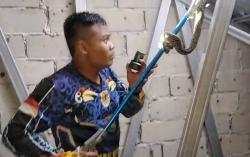 Ular Piton Bersembunyi di Plafon Rumah Warga Berhasil Dievakuasi Tim Rescue Damkar Dishut kalteng
