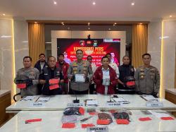 Polisi Bekuk Pelaku Pecah Kaca Mobil di Batam, Curi Uang THR Rp375 Juta