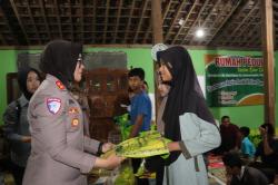 Kapolres Sragen Buka Puasa Bersama Anak Yatim dan Dhuafa di Plupuh, Berikan Santunan dan Motivasi