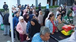 Warga Serbu Bazar Sembako Murah di Purwakarta, Beras hingga Daging Ludes dalam Waktu Singkat