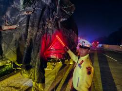 Bus Harapan Jaya Tabrak Truk di KM 402 Tol Semarang–Batang, 8 Penumpang Luka