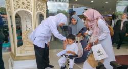 Berbagi Kebahagiaan, Gubernur Khofifah Ajak Puluhan Siswa Difabel di Madiun Belanja Baju Lebaran