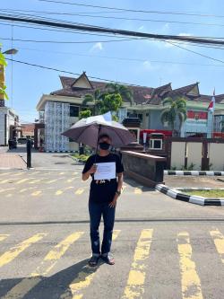 Pemuda Karawang Gelar Aksi Diam di Depan Polres, Kritik Lambannya Penanganan Laporan