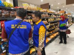 Sidak Pangan Dinkes Bondowoso,  Makanan Kedaluwarsa dan Kemasan Rusak Masih Beredar di Minimarket