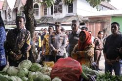 Jelang Lebaran, Harga Sembako di Pasar Matirowalie Barru Masih Stabil