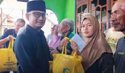 Wali Kota Palangka Raya Fairid Naparin Serahkan Bantuan Sembako dan Tali Asih Bagi Korban kebakaran