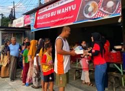 Berkah Ramadan di Ngaliyan, Warteg Bu Wahyu Bagikan Puluhan Paket Buka Puasa Gratis