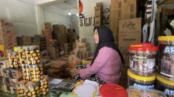 Pedagang Jajanan Lebaran di Pasar Baru Lamongan Keluhkan Sepinya Pembeli