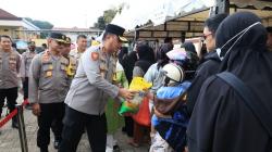 Emak-emak Serbu Sembako Murah di Bhaypark Polda Babel