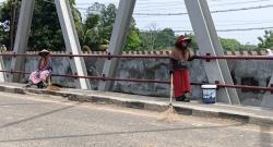 Penyapu Koin Jembatan Sewo: Cara Warga Mengisi Waktu Ngabuburit Sambil Mencari Nafkah