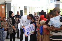 Suasana Hangat di Bulan Ramadan, Bupati Wahono Serahkan Bansos kepada Warga Rentan di Kasiman