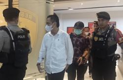 Detik-detik Bupati Cilacap Terlihat Usai OTT KPK