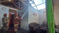 Api Tungku Kayu Bakar Lupa Dimatikan, Rumah Warga di Jombang Ludes Terbakar