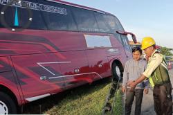 Bus Pariwisata Kecelakaan Tunggal di Tol Jombang Gegara Sopir Mengantuk, 17 Penumpang Selamat