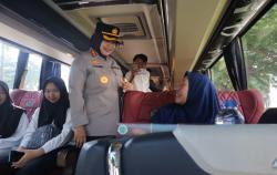 Polres Metro Bekasi Berangkatkan 150 Pemudik Gratis, Banyak yang Terharu Bisa Pulang Kampung