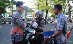 Ramadan Penuh Makna, KPU Purworejo Tadarus hingga Berbagi Takjil untuk Warga