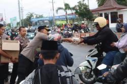 Polres Tegal Kota Edukasi Pengendara di Rawan Kecelakaan  Sambil Bagi Takjil