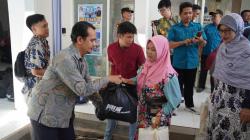 Ada Pengembangan Industri, Warga Pesisir Lamongan Dapat Bantuan dari Perusahaan Galangan Kapal